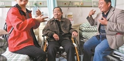 “拦车英雄”王文田脑出血遇险 近一年后逐渐康复