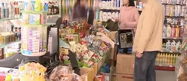 男子退货不成持刀闯超市破坏 店主报警后遭报复