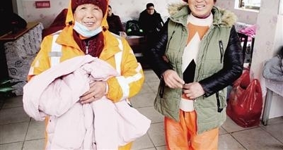 郑州:环卫工调度室里领棉衣 穿在身上暖在心里
