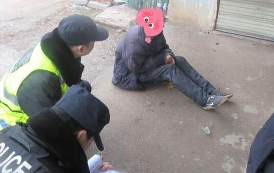 寒冬里老人蜷缩路边3天没吃饭 武汉民警跨省送他回家