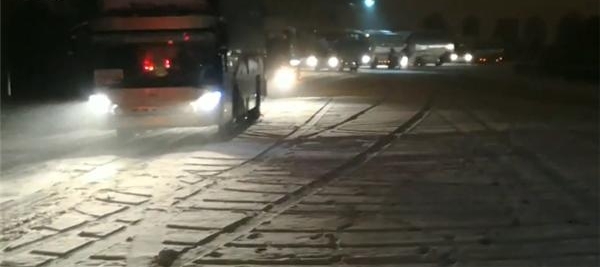 830名旅客夜困三峡机场 民警开道护送回市区