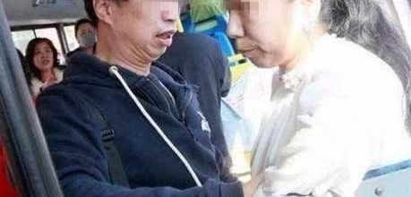 女子为老人让座却遭老人女儿暴打 乘客怒了: 必须报警!