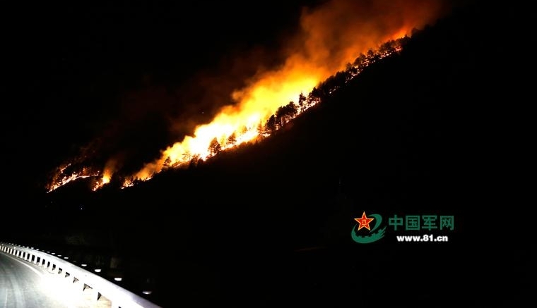 阻击林火17小时 武警甘孜森林支队保两村寨安全