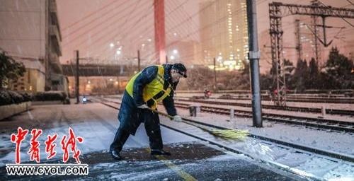 �Ϻ�վ��Աְ������ðѩ���г�ƽ��