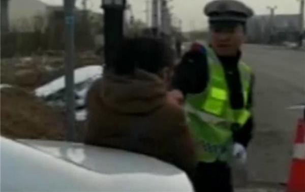 女司机被拦停接受检查 竟请交警“吃耳光”