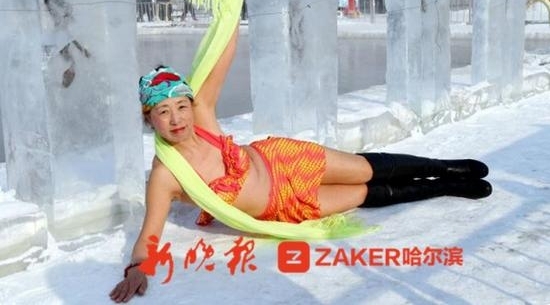 地表温度-40℃ 哈尔滨女子穿三点卧雪30分钟