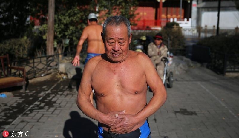 北京冬泳爱好者不惧1.4℃冰水结冰 跳河游泳健身忙