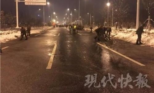 战士通宵扫雪 过路的哥做的这个手势感动朋友圈