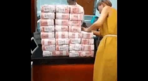 实拍:单身女子银行取巨款,对800万淡定自若 网友:这是真的牛!