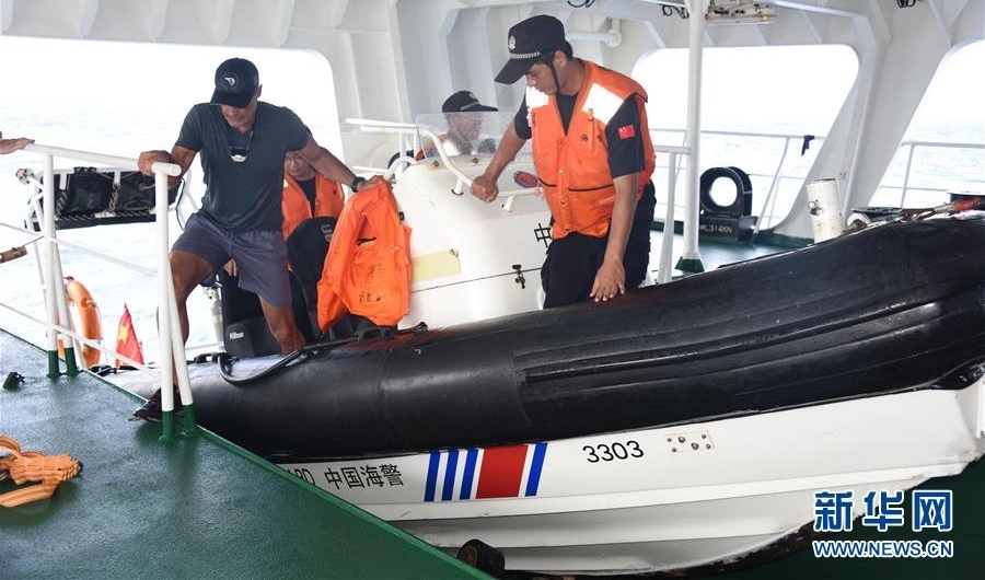 中国海警船在南沙群岛海域成功救助3名外籍搁浅帆船船员