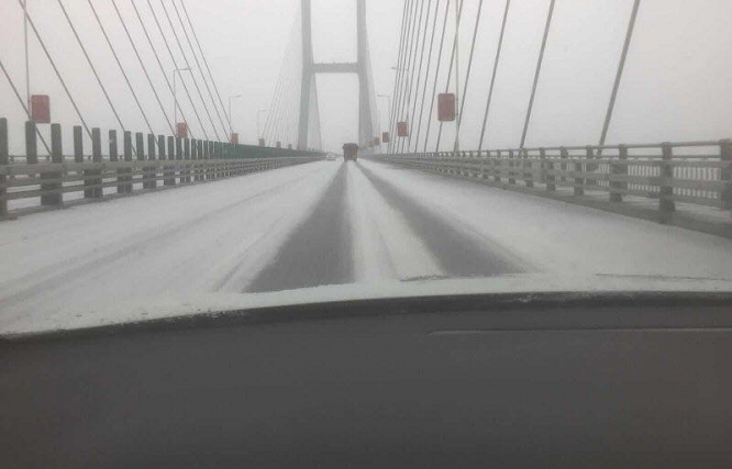 二广高速荆州段因下雪路面结冰 部分收费站关闭