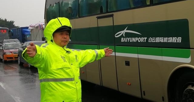 寒风冷雨,热心不变!广州交警多线行动迎严冬