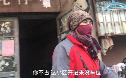 小区惊现最牛占车位花费千元搭铁网来占位 住户:这种情况多极了