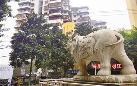 重庆魔幻建筑现新例证:24层住宅无电梯 3个出口通三条街