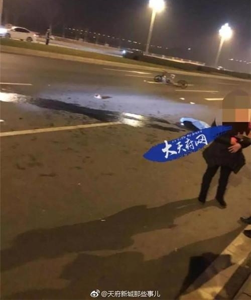 成都一劳斯莱斯撞死2名路人 检测暂未发现司机酒驾