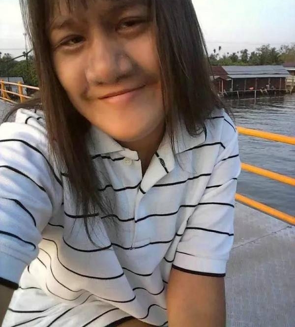 泰国毛脸小女孩长大了,脸上无毛,还有了陪伴的人