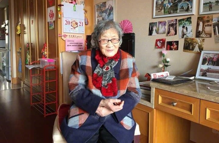 登雪山游冰河…88岁老奶奶卖房子周游世界