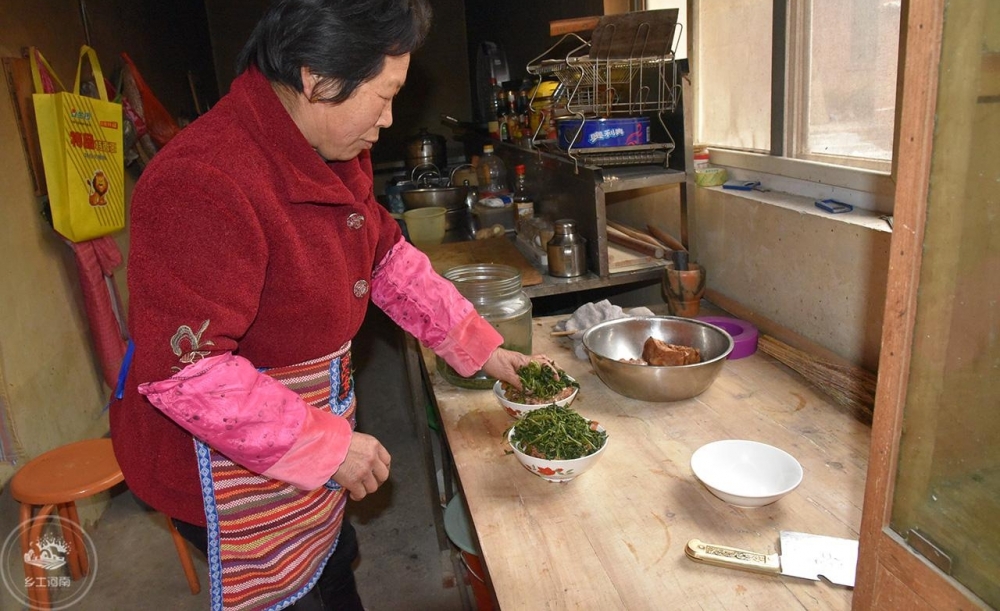 六旬大妈山村卖扣碗肉,28块钱一碗,城里人扎堆来吃