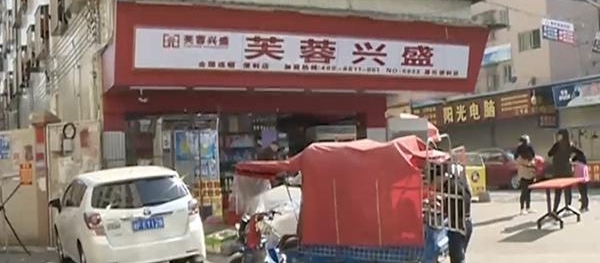 男子退货不成持刀闯超市破坏 店主报警后遭报复