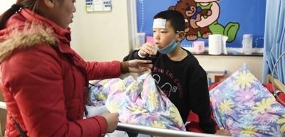 白血病少年获捐5万 千张零钞张张是大爱
