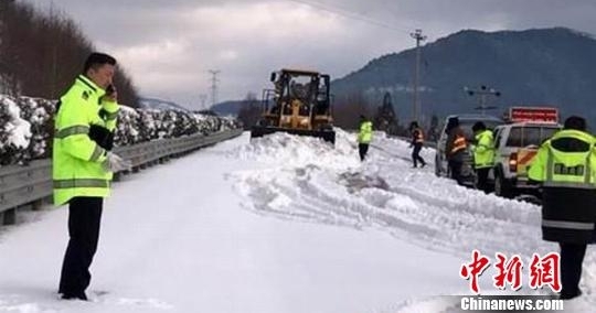 四川雅西高速遇今年最强雪 部分路段封闭
