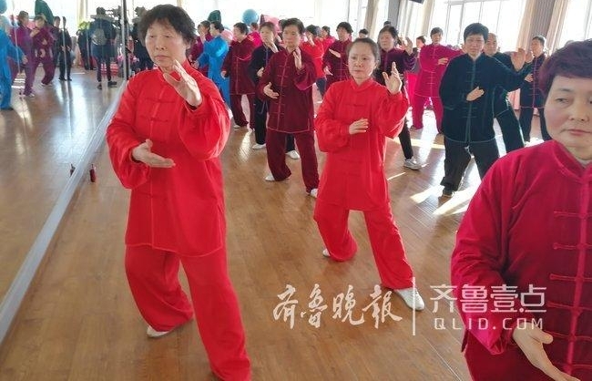 济南68岁老太义务教太极拳,十年未收过一分钱学费