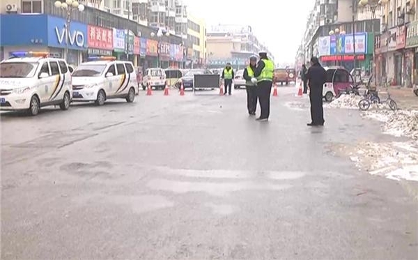 女司机被拦停接受检查 竟请交警“吃耳光”