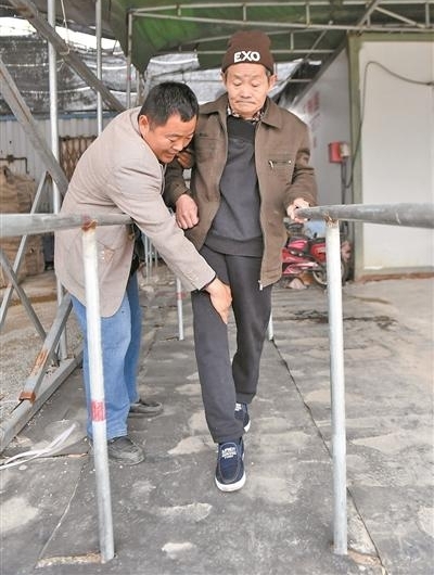“拦车英雄”王文田脑出血遇险 近一年后逐渐康复