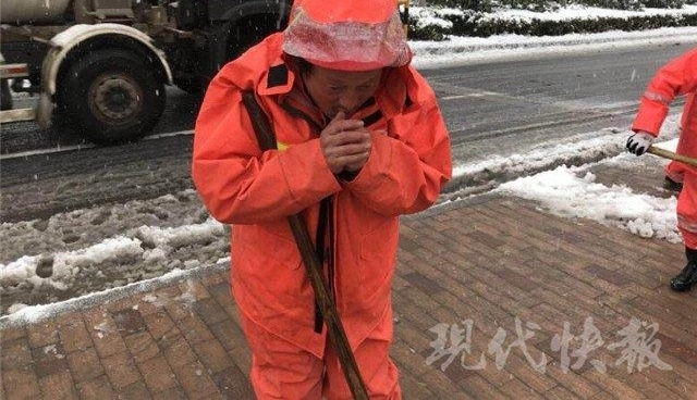 �ǹ�ɨѩ��ͨ��·������СŮ���ܳ�����л