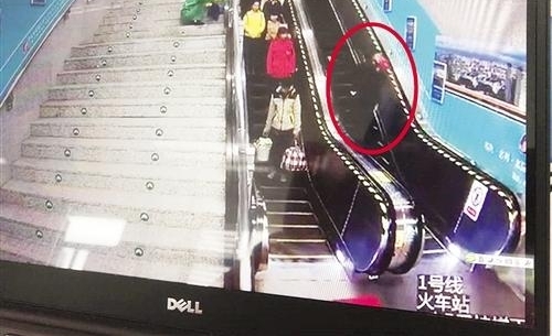 他在地铁里撞见民警就跑 为啥?