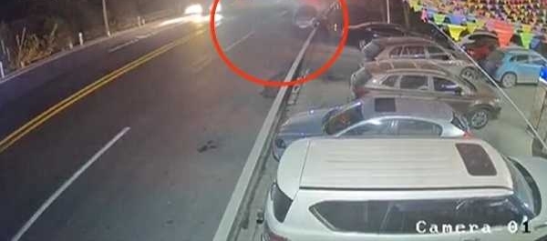 三岔路口欲左转遭货车猛撞 女司机没系安全带直接被甩到副驾驶位