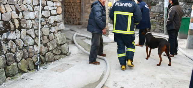 消防员火场晕倒 村民将其救出