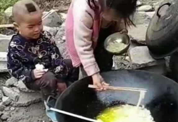 实力感人:农村留守姐弟,5岁姐姐喂3岁弟弟吃面,让人反思!