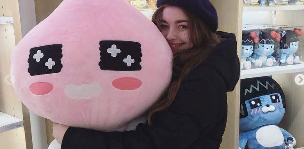 Ӣ��Ů���뿪���˺������ƾӺ�������ȻֻΪ׷��