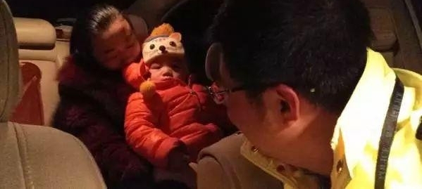 Ů��ðѩ�ڸ������ų�����һ��·���������Ͻ�����