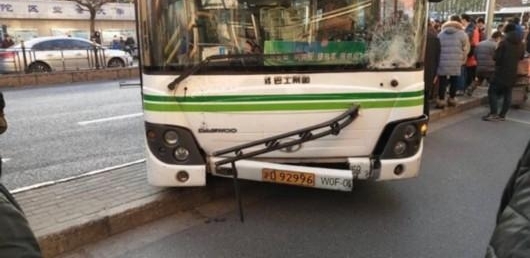 公交车失控撞上骑车人 事故造成1死1伤