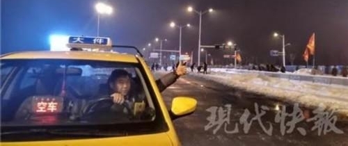 战士通宵扫雪 过路的哥做的这个手势感动朋友圈