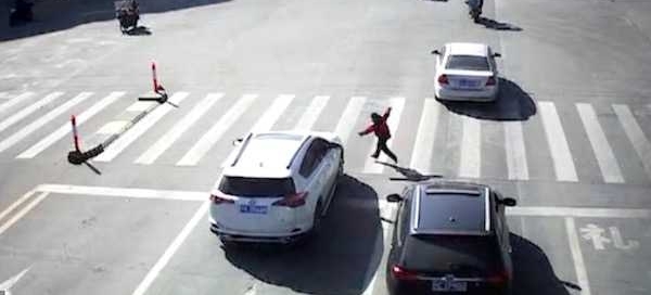 ײ��Сѧ���뿪�� ��������˾�����ټ�ͣ���³�