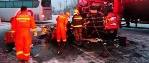 惊险!包哈公路一辆油罐车与两辆大客车相撞,其中一辆还是公交车……