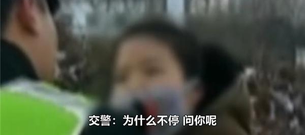 女司机被拦停接受检查 竟请交警“吃耳光”