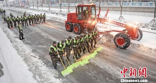 直击雪中情 武警官兵破冰雪保畅通