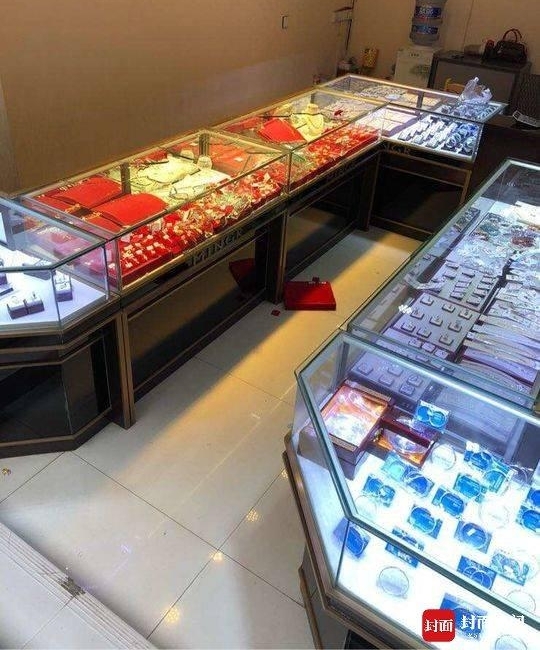 四川一金店遭抢劫 店方:两蒙面抢匪持刀枪 两三分钟抢走约百万元首饰