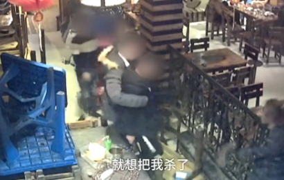 顾客被免单后大怒发酒疯打砸大排档 怒吼:老板瞧不起我!