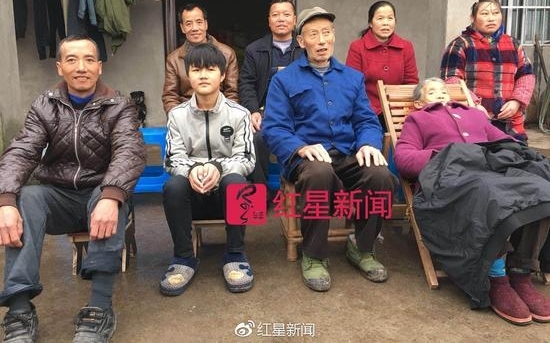 锛偘宓拾职诛紓为孩子4000里背回小板凳 不知成锛偼?祜紓