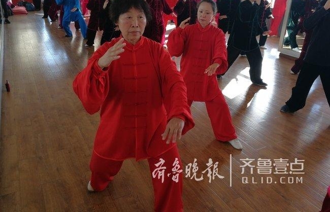 济南68岁老太义务教太极拳,十年未收过一分钱学费