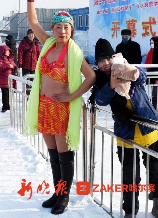 地表温度-40℃ 哈尔滨女子穿三点卧雪30分钟