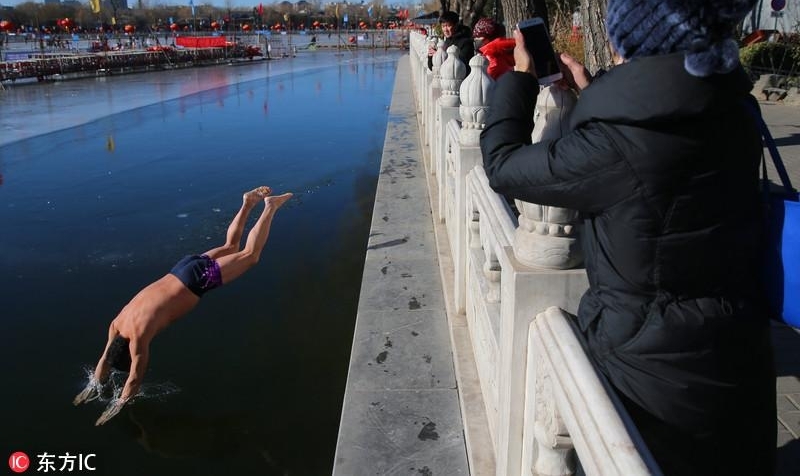 北京冬泳爱好者不惧1.4℃冰水结冰 跳河游泳健身忙