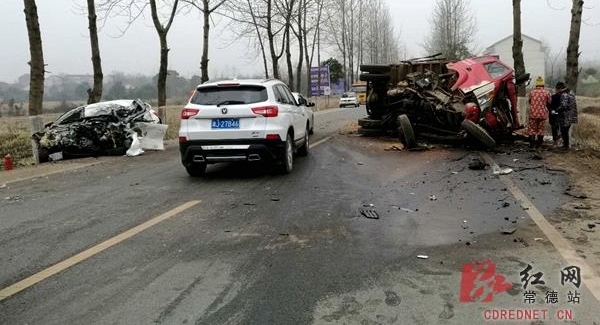 男子持刀劫滴滴司机 因驾车开溜速度太快撞车身亡
