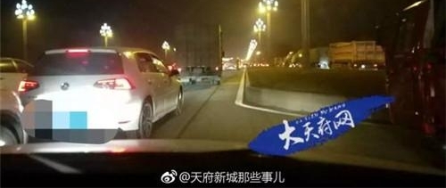 成都一劳斯莱斯撞死2名路人 检测暂未发现司机酒驾