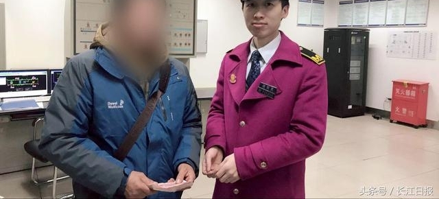 地铁里钞票散落一地 站务员帮助找到失主后一分没少